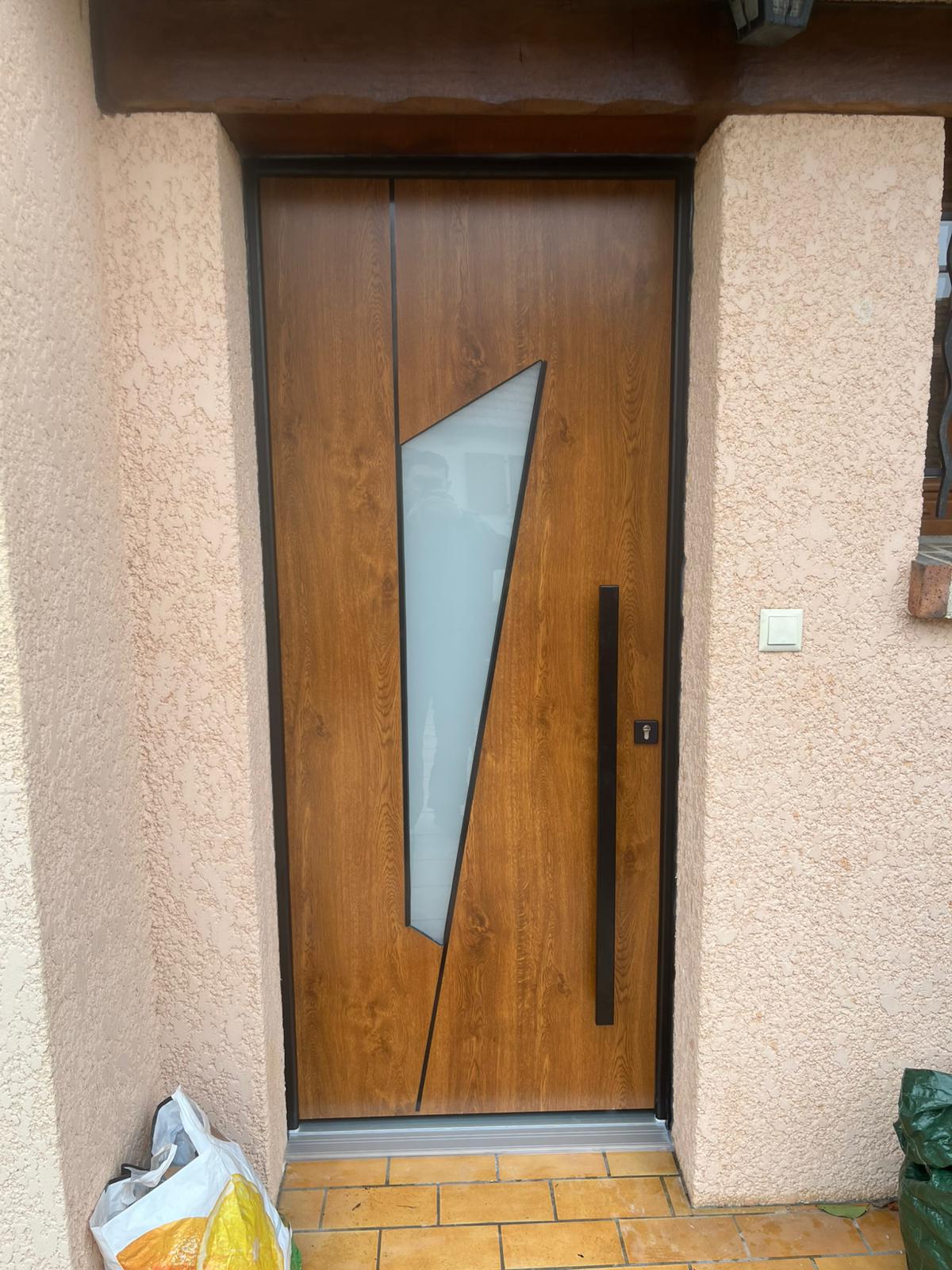 Porte de garage sectionnelle blanche avec motorisation et télécommande